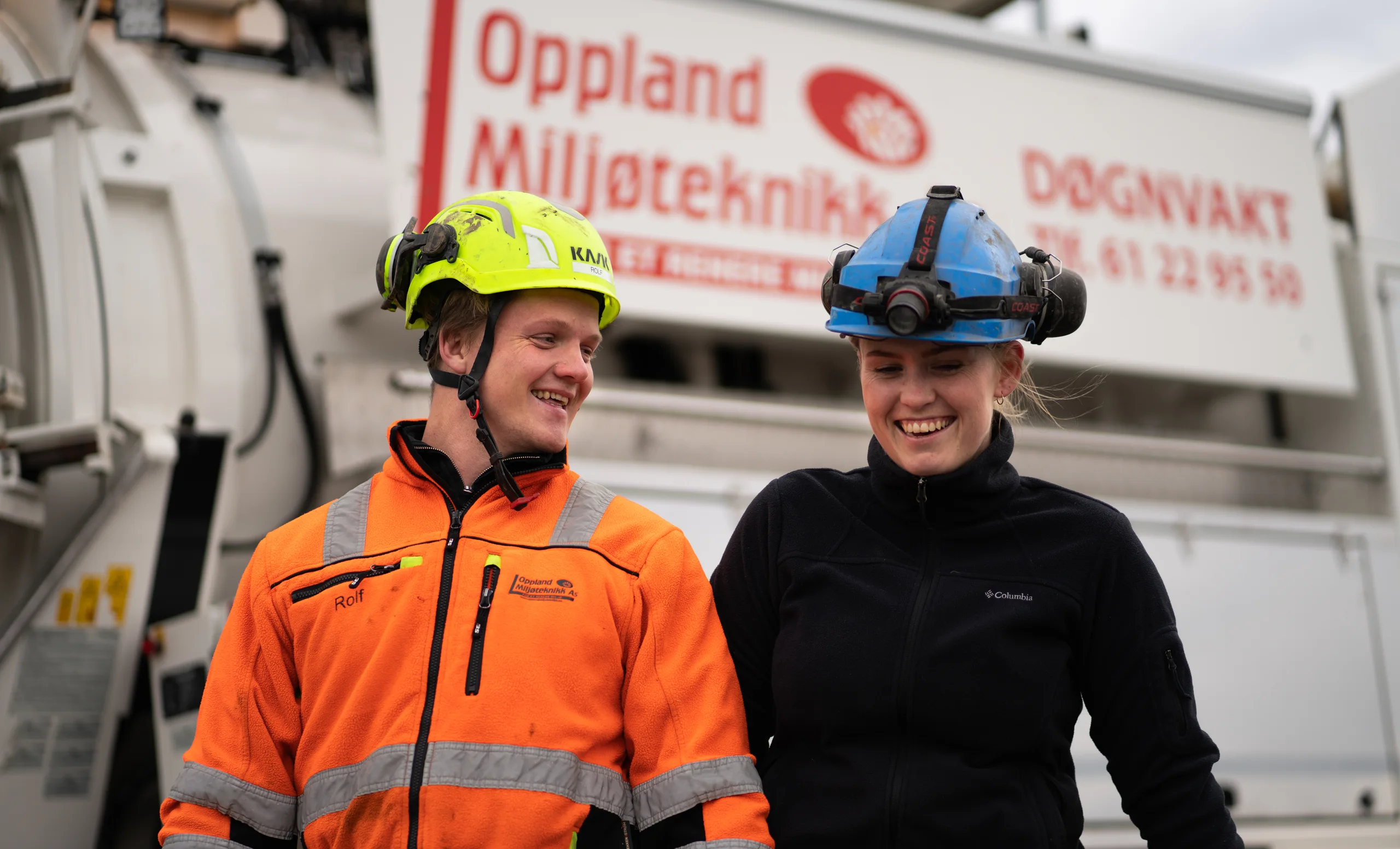 To ansatte foran bilen til Oppland Miljøteknikk